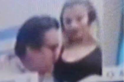 La imagen de connotación sexual se dio entre Ameri y su pareja, mientras exponía su par Carlos Heller