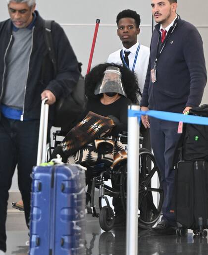 La imagen de Diana Ross en el aeropuerto de Nueva York llamó la atención: se la vio sentada en una silla de ruedas, con una máscara que le tapaba la cara y unas gruesas botas de invierno