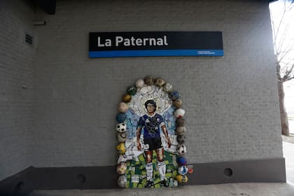 La imagen de Diego Maradona está presente a modo de homenaje en la estación La Paternal