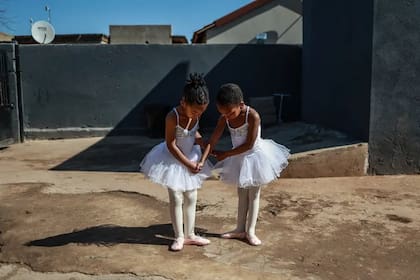 La imagen de dos alumnas de ballet de 5 años
