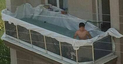 La imagen de este niño en una pileta improvisada en el balcón de su casa revolucionó las redes sociales