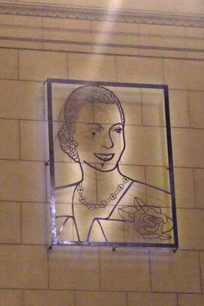 La imagen de Eva Perón en el hall de Constitución