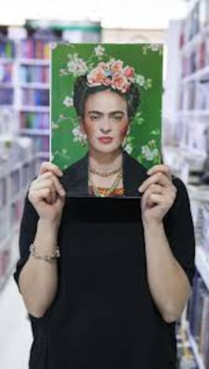 La imagen de Frida Kahlo se ha reproducido en múltiples objetos, volviéndola una mercancía, comenta el historiador mexicano Luis Martín Lozano