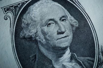 La imagen de George Washington en un billete de a dólar en Marple Township, Pensilvania, el lunes 13 de marzo de 2023. (AP Foto/Matt Slocum)