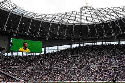 La imagen de Harry Kane en la pantalla gigante del estadio de Tottenahm en Londres antes del partido con el City