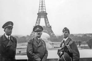 La foto que Hitler se sacó frente a la Torre Eiffel y que el nazismo resignificó
