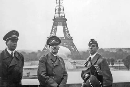 La foto que Hitler se sacó frente a la Torre Eiffel y que el nazismo resignificó