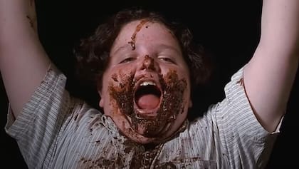 La imagen de Jimmy Karz como Bruce Bogtrotter tras devorar un descomunal pastel de chocolate en Matilda, marcó a toda una generación en los 90 (Foto: Matilda)