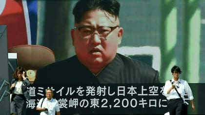 La imagen de Kim, en una pantalla gigante en las calles de Tokio, ayer, tras el lanzamiento del misil