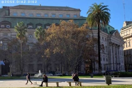La imagen de la actualidad donde se ve el Banco Nación desde la Plaza de Mayo y ya no es posible ver la cúpula central del edificio