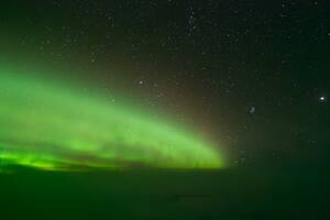 El video viral de los pilotos de un vuelo nocturno que filmaron una aurora boreal