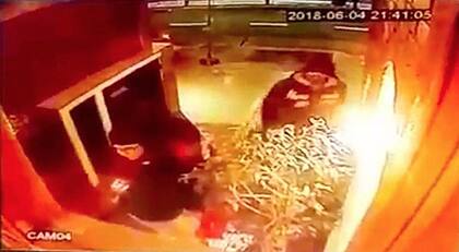 La imagen de la cámara de seguridad del edificio que captó a la abogada Julieta Bonanno esperando que le abran la puerta y detrás de ella el supuesto sicario