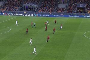 La imagen de la controversia: ¿está adelantado Mbappé al salir el pase al claro?