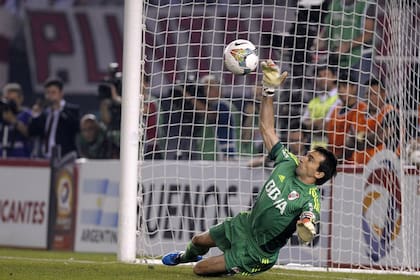 La imagen de la Copa para River: Barovero le ataja el penal a Gigliotti, en los primeros minutos del Superclásico