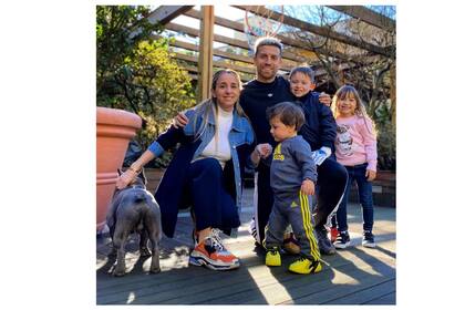La imagen de la familia Gómez tiene tres días, la última vez que se tomaron una fotografía al aire libre en Bérgamo, donde ‘Papu’ es ídolo y ciudadano ilustre; junto con su mujer, Linda; el pequeño Milo, adelante; Bautista, con los guantes de arquero y, a un costado, Constantina