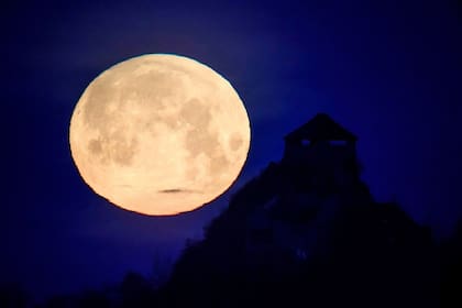 La imagen de la luna se recorta en el cielo de Salgotarjan, a 100 kilómetros de Budapest
