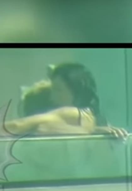 La imagen de la pareja en la pileta