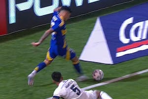 La imagen de la pelota en la jugada previa al gol de Boca
