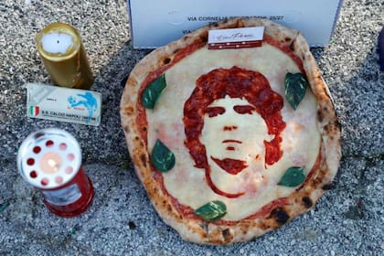 La imagen de la pizza con la cara de Diego Maradona, en las afueras del estadio del Napoli, fue replicada por las agencias internacionales de noticias más reconocidas