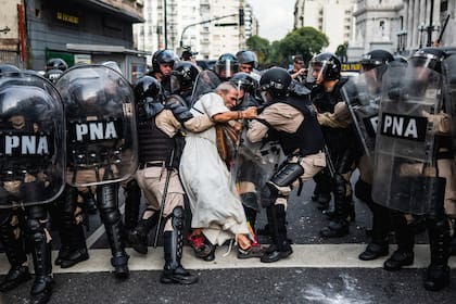 La imagen de la represión policial en la ciudad de Buenos Aires a adultos mayores y sacerdotes católicos llegará a una exposición internacional en Ámsterdam