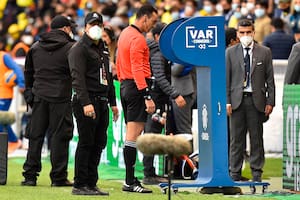 La tarde en la que el VAR "salvó" ¡tres veces! al árbitro en un Ecuador-Brasil muy caliente
