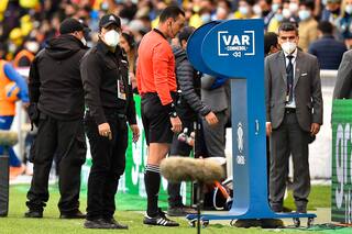 La tarde en la que el VAR "salvó" ¡tres veces! al árbitro en un Ecuador-Brasil muy caliente