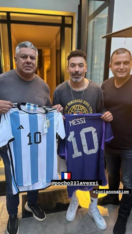 La imagen de Lavezzi con la camiseta de Messi en mano y la particularidad del color del número
Foto: @tapiachiqui