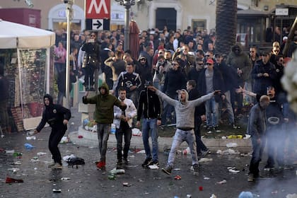 La imagen de los hooligans holandeses en la Plaza España de Roma