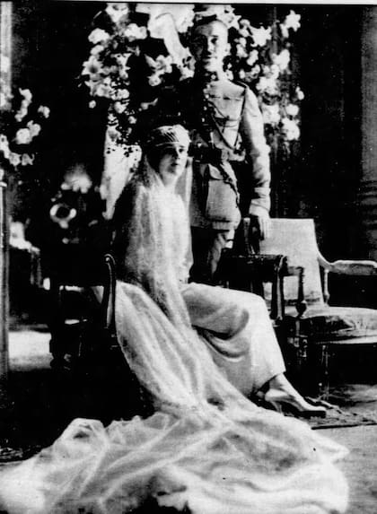 La imagen de los novios, en distintas poses, fueron publicadas en periódicos de todo el mundo. El vestido de Chita fue diseñado por Charles F. Worth.
