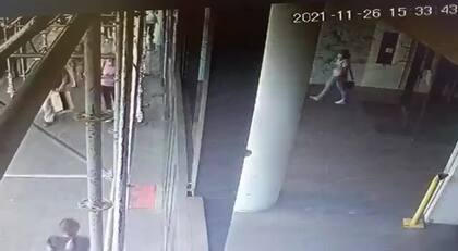 La imagen de Nancy Videla al salir el pasado viernes del edificio de Palermo donde trabaja