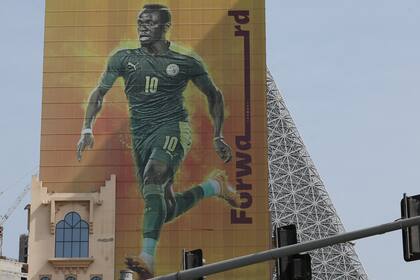 La imagen de Sadio Mane en un edificio de Doha; el delantero senegalés es una de las grandes ausencias del Mundial