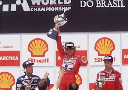 La imagen de Senna levantando dolorido el trofeo en Interlagos, en 1991, es una de las más famosas de su carrera. El extraordinario corredor falleció en un accidente en el Gran Premio de San Marino en 1994