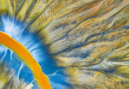 La imagen de un dron revela el grado de contaminación de un río en el valle de Geamana, en los montes Apuseni en Rumania.