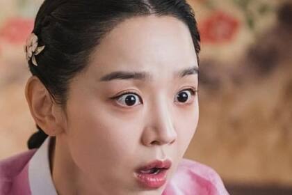 La imagen de una reina es lo central de la serie (Captura video)