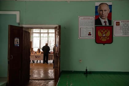 La imagen de Vladimir Putin dentro de un centro de votación en Donetsk, en los territorios ucranianos ocupados por los rusos