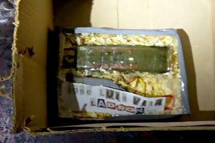 La imagen del artefacto explosivo que aparece en los medios el 7 de julio, al día siguiente de que la colocaran frente al domicilio donde solía vivir José Luis Vila