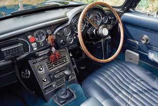 La imagen del botón “eject” en el panel del Aston Martin es casi un homenaje de Carlos a James Bond. El agente 007 también tenía un botón en su convertible Aston Martin DB5, con el que podía expulsar el asiento del acompañante en caso de peligro.