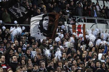 La imagen del Che Guevara flameando en la tribuna de de Sankt Pauli