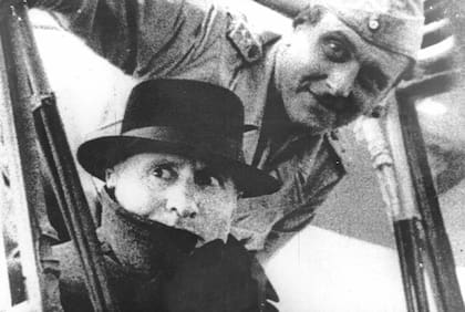 La imagen del dictador Benito Mussolini junto a Otto Skorzeny minutos después de que le grupo de comandos nazi asaltase el hotel Campo Imperatore, en Gran Sasso, el 12 de septiembre de 1943. Mussolini había sido arrestado por orden del rey Victorio Emmanuele III y Adolf Hitler ordenó su rescate. (Photo by Roger Viollet via Getty Images)