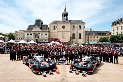 La imagen del equipo completo y el apoyo a Mike Conway: los dos autos y los seis pilotos que presentará Toyota Gazoo Racing en las 24 Horas de Le Mans