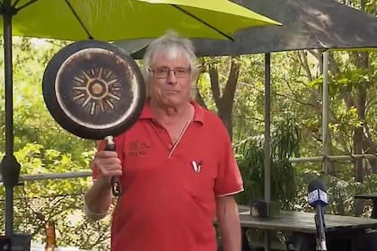 La imagen del hombre con la sartén que usó para enfrentarse al cocodrilo