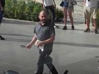 La imagen del hombre que se fue de Kansas con dos cuchillos tras amenazas a otros comensales y trabajadores del restaurante