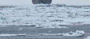 Encontró un iceberg negro mientras pescaba y quedó desconcertado