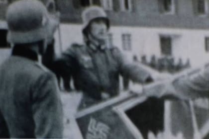 La imagen del joven Reinhard Kopps con uniforme de soldado nazi y una bandera con la esvástica