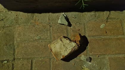 La imagen del ladrillo que le tiraron a Lemoine en su casa