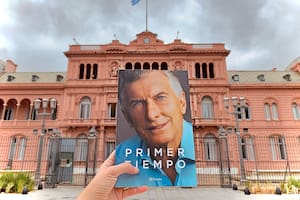 Avelluto promocionó el libro de Macri con una foto que generó polémica