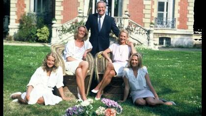 La imagen del matrimonio Le Pen-Lalanne junto a sus tres hijas que ilustró la tapa del libro "En el infierno de Montretout", que ventila las intimidades de la familia