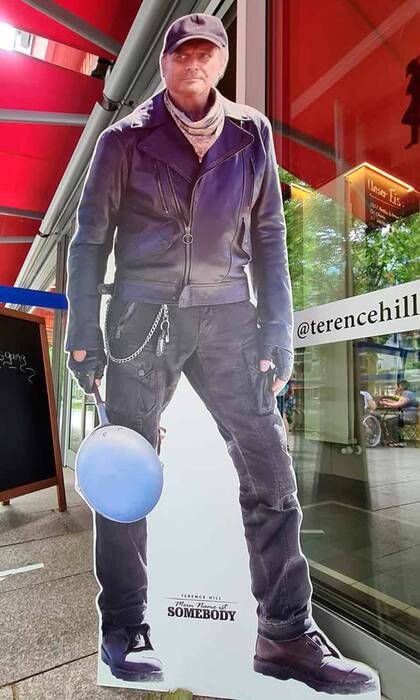 La imagen del mítico actor custodia la entrada al local de Dresden.