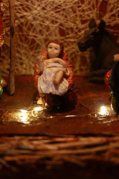 La imagen del Niño Jesús es la figura principal del pesebre y algunas familias esperan a la Nochebuena para agregarla al nacimiento (Pexels/Henlynn)