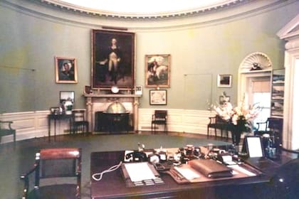 La imagen del salón oval en tiempos de Truman, con el retrato de San Martín junto a George Washington y Simón Bolívar